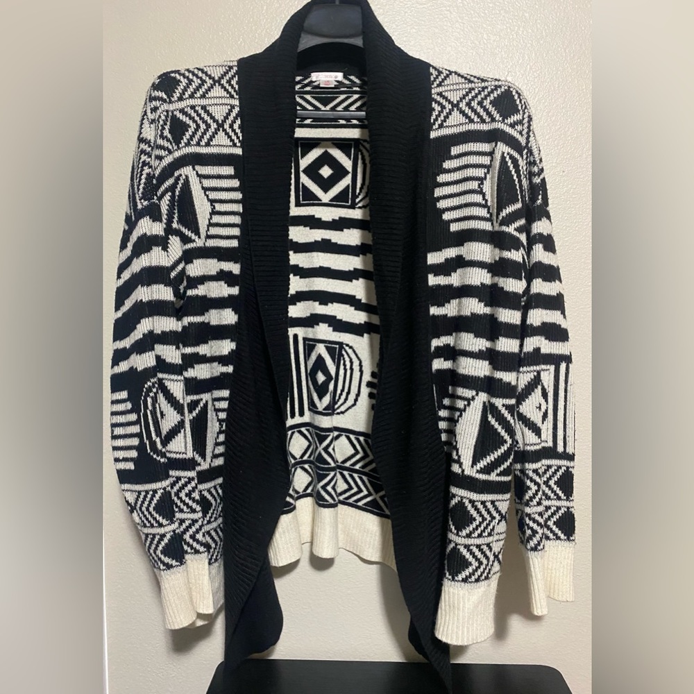 🔥Gently used Xhilaration Black and Cream Cardigan tribal pattern- size L